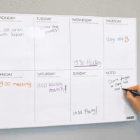 Whiteboard markers set van 4 kleuren (2 stiften) 4 Een beschreven whiteboard met whitebord markers