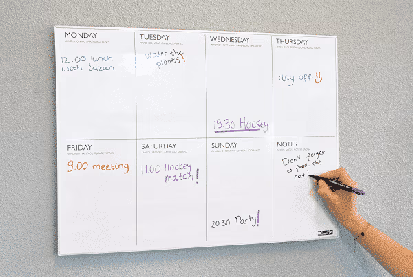 Een beschreven whiteboard met whitebord markers