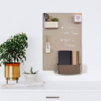 Beige magneetbord met magnetische bakjes