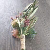 Aan de achterzijde van een corsage aangebrachte corsagemagneet