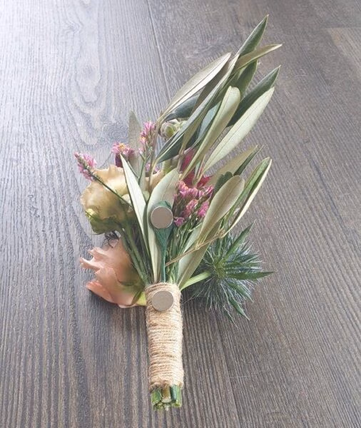 Aan de achterzijde van een corsage aangebrachte corsagemagneet