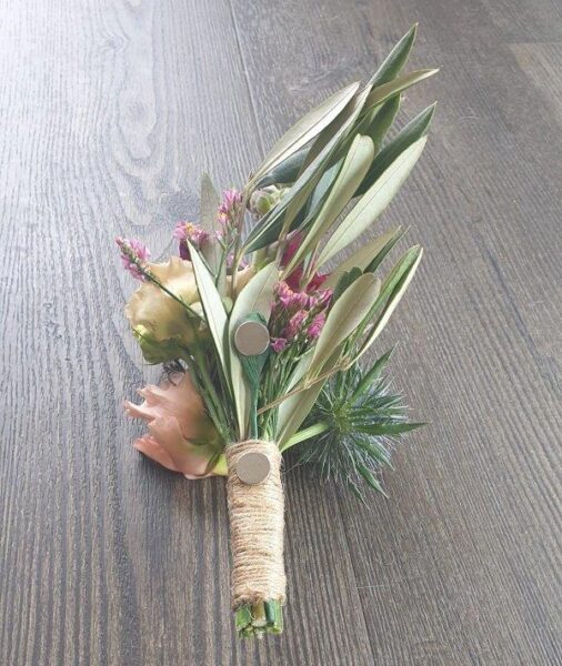 Aan de achterzijde van een corsage aangebrachte corsagemagneet