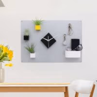 Grijs magneetbord van 56x38 cm ingericht met magnetische bakjes