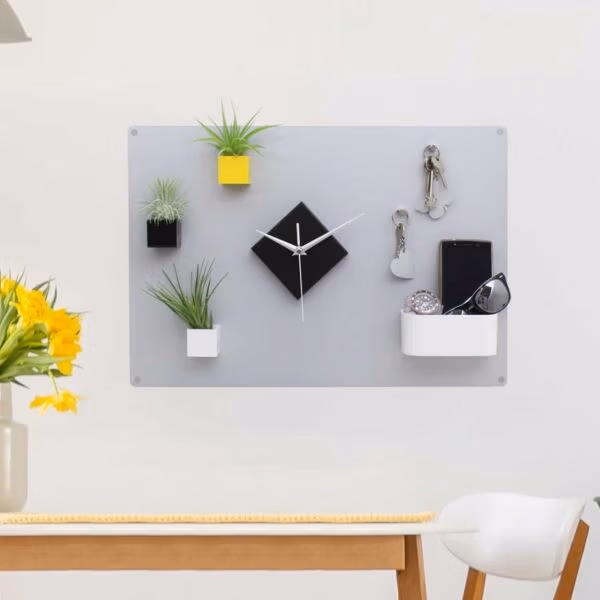 Grijs magneetbord van 56x38 cm ingericht met magnetische bakjes