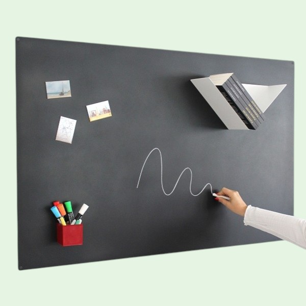 Groot magneetbord aan de wand