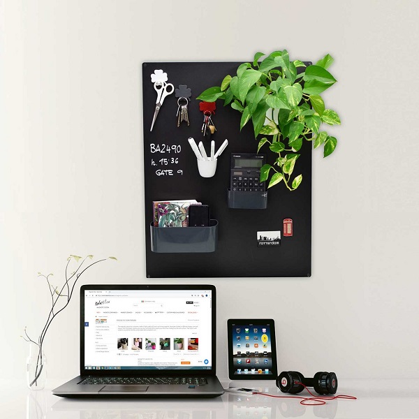Groot magneetbord in zwarte kleur met diverse magnetische bakjes en met krijtstift beschreven