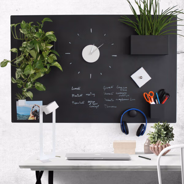 Groot magneetbord zwart dat is ingericht met accessoires