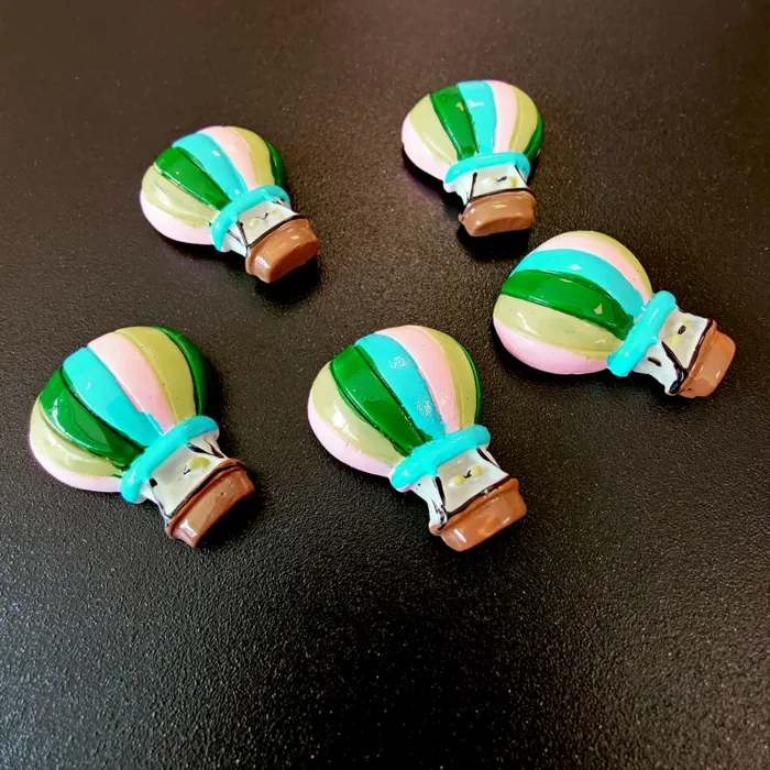 Koelkastmagneetjes Luchtballon (5 stuks) geplakt op een magneetbord