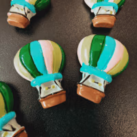 Luchtballon koelkastmagneetjes op een magneetbord