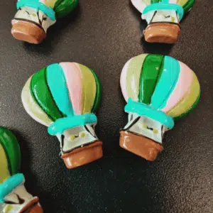 Koelkastmagneetjes Luchtballon (5 stuks) 4 Luchtballon koelkastmagneetjes op een magneetbord