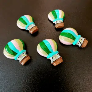 Koelkastmagneetjes Luchtballon (5 stuks) 3 Koelkastmagneetjes Luchtballon (5 stuks) geplakt op een magneetbord