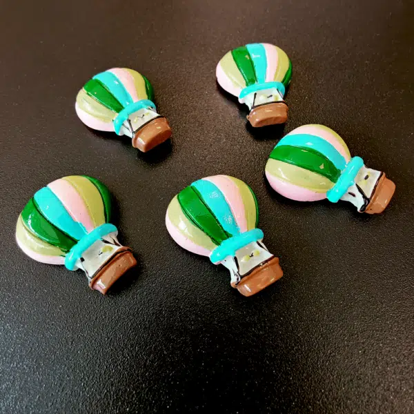 Koelkastmagneetjes Luchtballon (5 stuks) geplakt op een magneetbord