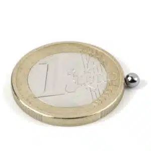 Kogelmagneten Neodymium (3 - 15 mm) 5 Kogelmagneet van 3mm naast een euro muntstuk