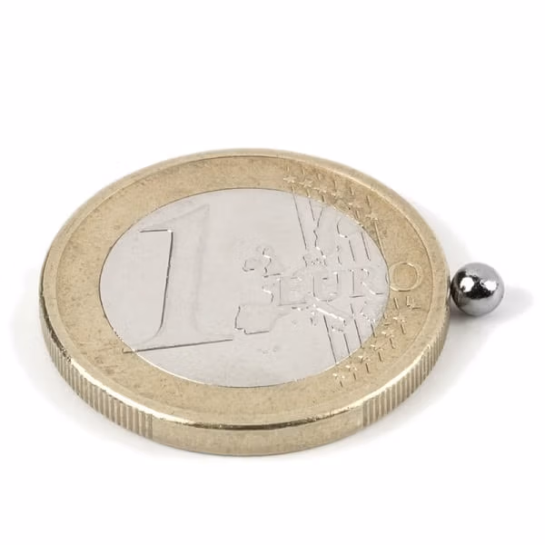 Kogelmagneet van 3mm naast een euro muntstuk