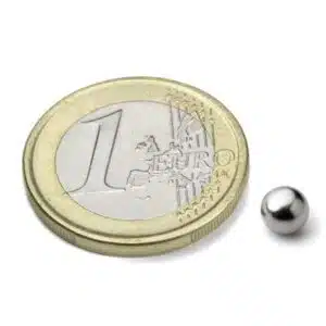 Kogelmagneten Neodymium (3 - 15 mm) 6 Kogelmagneet van 5 mm naast een euro muntstuk