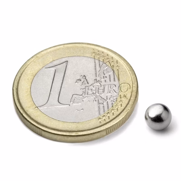 Kogelmagneet van 5 mm naast een euro muntstuk