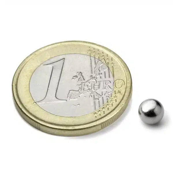 Kogelmagneet van 5 mm naast een euro muntstuk