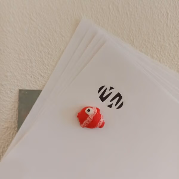 Stapeltje vellen papier vastgehouden met decoratie magneet