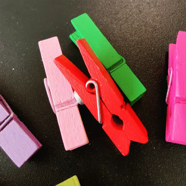 Verschillende Magneet wasknijpertjes in kleuren roze, rood, groen en hardroze