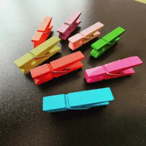 Magneet wasknijpertjes gekleurd 2 Magneet wasknijpertjes gekleurd op een zwart magneetbord
