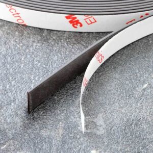 Zelfklevend magneetband (matchend) per meter (10mm) 3 Voorbeeld van het matchend magneetband en de zelfklevende lijmlaag van 3M