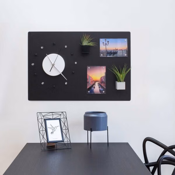 Magneetbord 56x38 boven tafel in de woonkamer