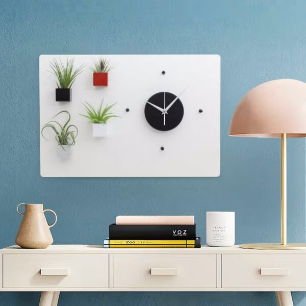 Magneetbord in witte kleur ingericht met magnetische bakjes