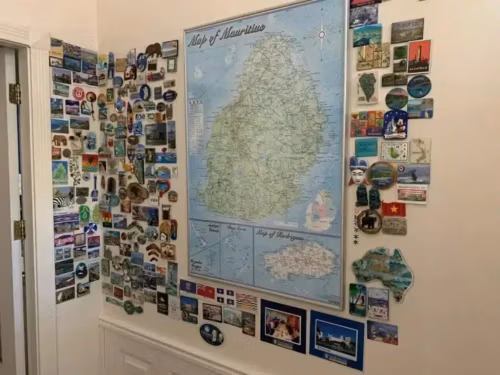 Een magneetmuur vol met souvernirmagneten om reisherinneringen uit te stallen
