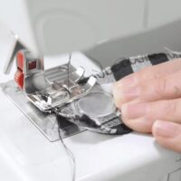 Naaimagneet om in te naaien 2 Naaimagneet met schijfmagneet in siliconen hoesje dat in stof genaaid wordt