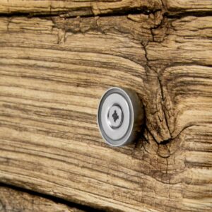 Potmagneet met schroefgat in hout geschroefd