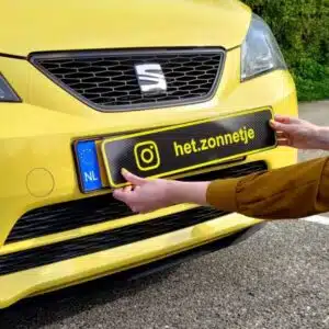 Kentekenplaat magneten (set met lijm) 2 Een show kentekenplaat die met magneten over de bestaande kentekenplaat stevig wordt vastgemaakt