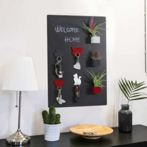 Magneetbord / Magnetisch krijtbord 56 x 38 cm zwart, beige of wit van KalaMitica 2 Een zwart magnetisch bord dat is ingericht met verschillende magnetische accessoires