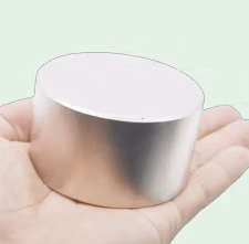 Grote supermagneet rust op opengeslagen handpalm