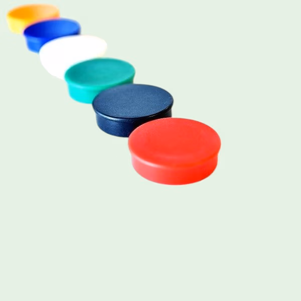 Een rij van whiteboard magneten van 20mm in diverse kleuren