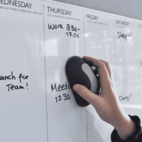 Magnetische whiteboardwisser 5 Een whiteboard wordt schoongeveegd met een magnetische whiteboardwisser