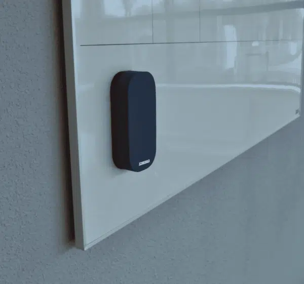 Een magnetische wisser die op een whiteboard vastgezet is