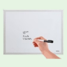Whiteboard met een hand die met een whiteboardstift het oppervlakte beschrijft