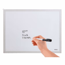 Whiteboard met een hand die met een whiteboardstift het oppervlakte beschrijft