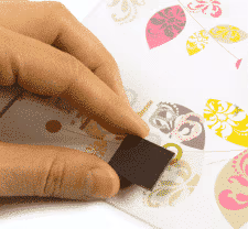 Door een hand vastgehouden zwart magneetplaatje voor hobby doeleinden