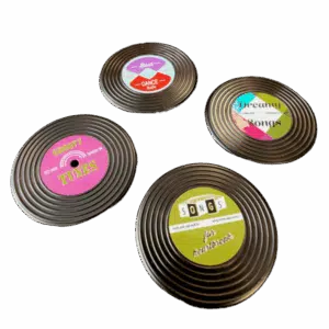 Vier koelkastmagneetjes in de vorm van retro vinyl grammofoonplaten