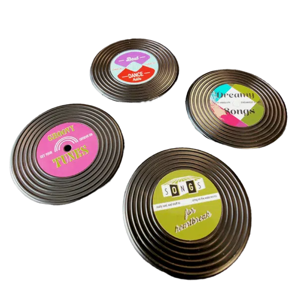 Vier koelkastmagneetjes in de vorm van retro vinyl grammofoonplaten