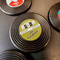 Detailfoto van vinyl grammofoonplaten met magneetjes als decoratieve koelkastmagneetjes