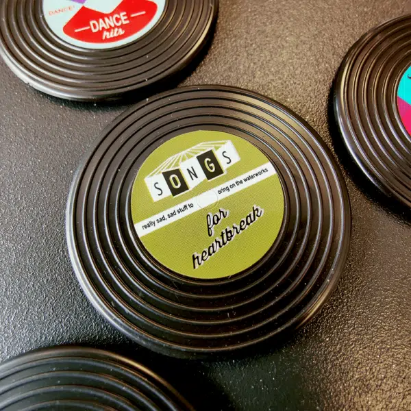 Detailfoto van vinyl grammofoonplaten met magneetjes als decoratieve koelkastmagneetjes