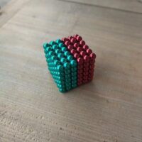 Magneetballetjes Neocube 5mm in twee kleuren: groen rood 216 stuks
