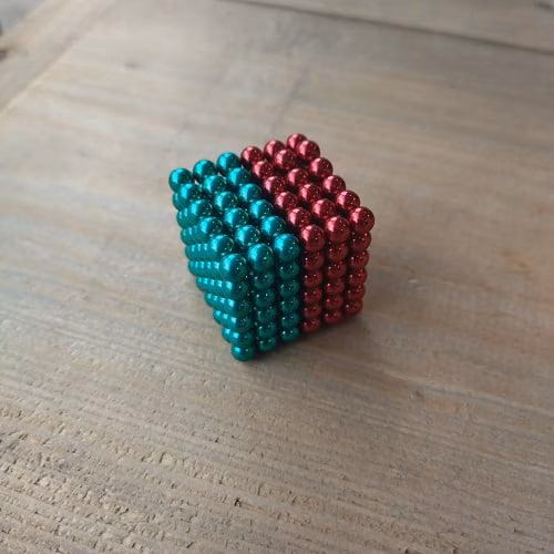 Magneetballetjes Neocube 5mm in twee kleuren: groen rood 216 stuks