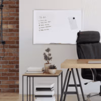 Magnetisch whiteboard 60 x 90 cm 4 Whiteboard aan de muur in een modern ingericht kantoor