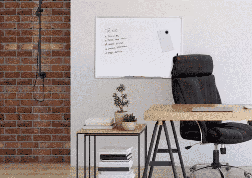 Whiteboard aan de muur in een modern ingericht kantoor