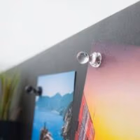 Push Pin magneten zwart / transparant 4 Vakantiekaarten vastgehouden met een koelkastmagneet in pinvorm
