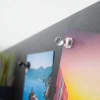 Vakantiekaarten vastgehouden met een koelkastmagneet in pinvorm