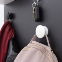 Magneethaken KalaMitica Ø 5,2 cm wit of zwart 6 Magneet haken wit Kalamitica magneethaken voor magneetbord in de kleuren wit en zwart en waar kleding en een handtas aan opgehangen zijn